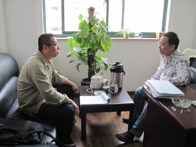 監(jiān)測(cè)部員工接待客戶(hù)